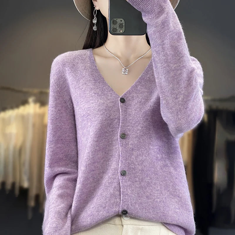 Cardigan 100% Lana Merino, scollo a V,  18 colori intensi. Ideale per la Primavera e l'Autunno.