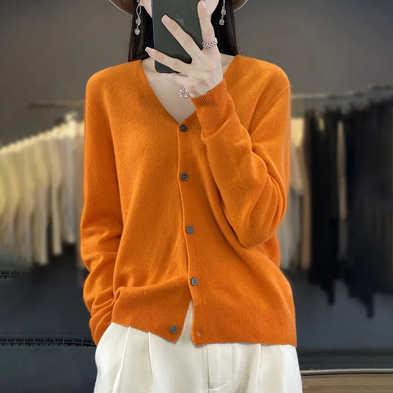 Cardigan 100% Lana Merino, scollo a V,  18 colori intensi. Ideale per la Primavera e l'Autunno.