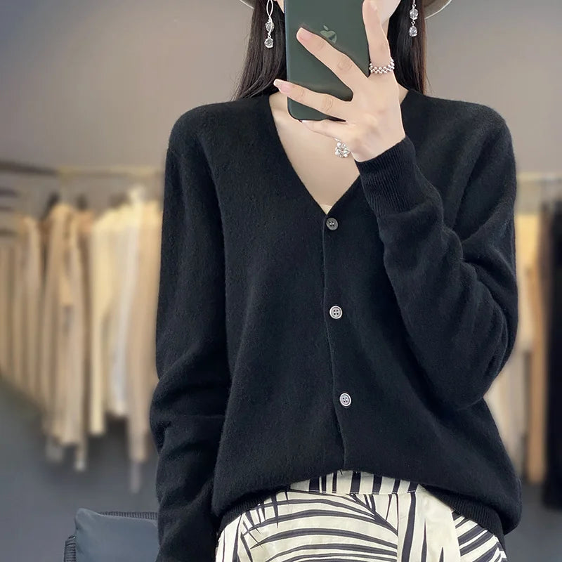 Cardigan 100% Lana Merino, scollo a V,  18 colori intensi. Ideale per la Primavera e l'Autunno.