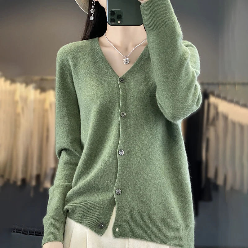 Cardigan 100% Lana Merino, scollo a V,  18 colori intensi. Ideale per la Primavera e l'Autunno.