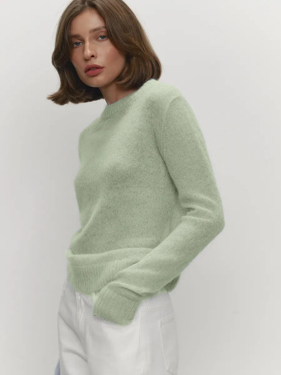 Maglia in misto Mohair, morbida e traforata, scollo tondo, con vestibilità normale e  aspetto minimal fashion