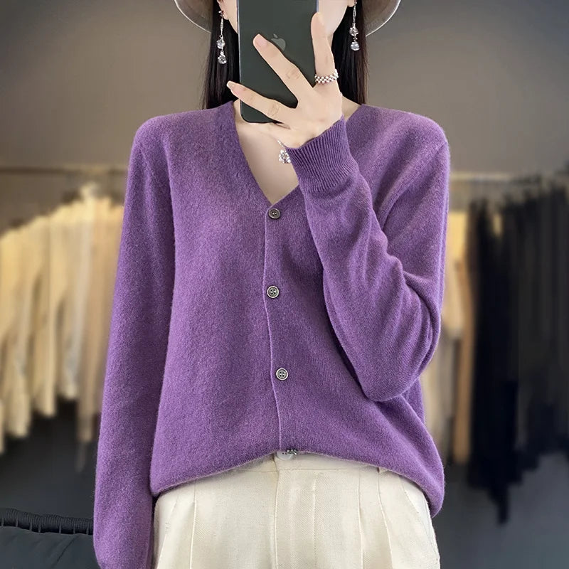 Cardigan 100% Lana Merino, scollo a V,  18 colori intensi. Ideale per la Primavera e l'Autunno.
