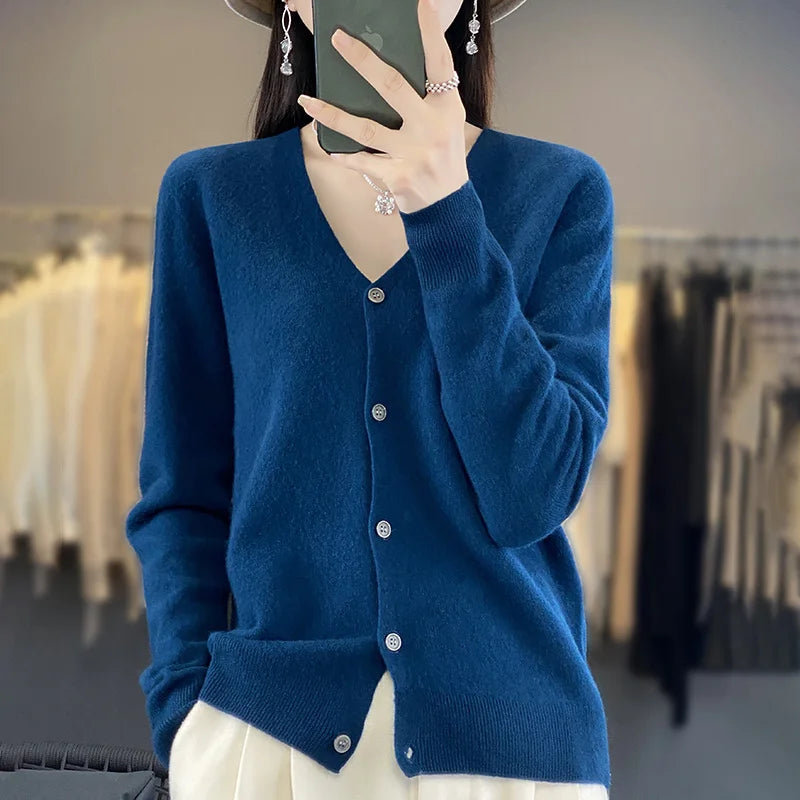 Cardigan 100% Lana Merino, scollo a V,  18 colori intensi. Ideale per la Primavera e l'Autunno.