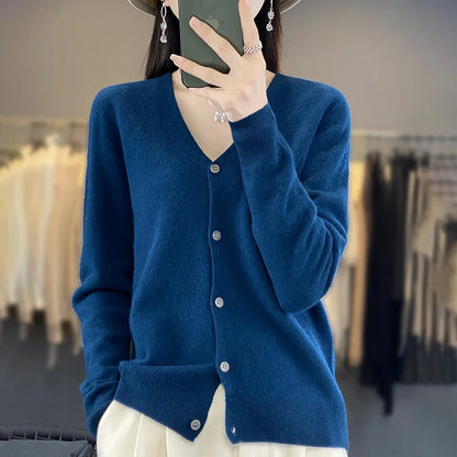 Cardigan 100% Lana Merino, scollo a V,  18 colori intensi. Ideale per la Primavera e l'Autunno.