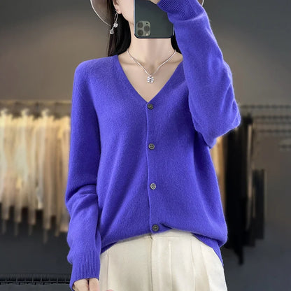 Cardigan 100% Lana Merino, scollo a V,  18 colori intensi. Ideale per la Primavera e l'Autunno.