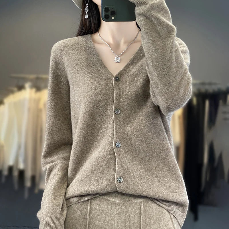 Cardigan 100% Lana Merino, scollo a V,  18 colori intensi. Ideale per la Primavera e l'Autunno.
