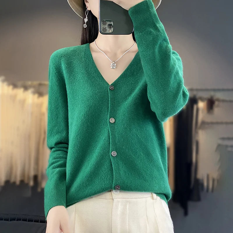 Cardigan 100% Lana Merino, scollo a V,  18 colori intensi. Ideale per la Primavera e l'Autunno.