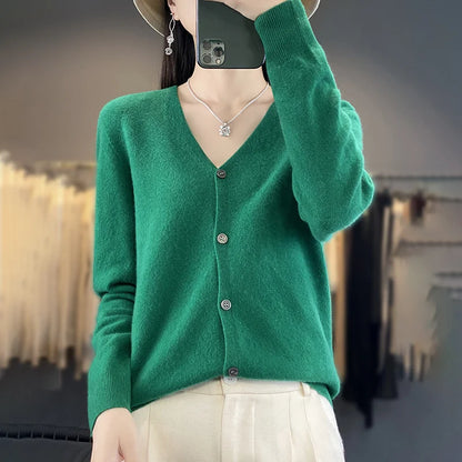Cardigan 100% Lana Merino, scollo a V,  18 colori intensi. Ideale per la Primavera e l'Autunno.