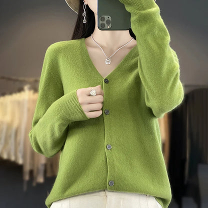 Cardigan 100% Lana Merino, scollo a V,  18 colori intensi. Ideale per la Primavera e l'Autunno.