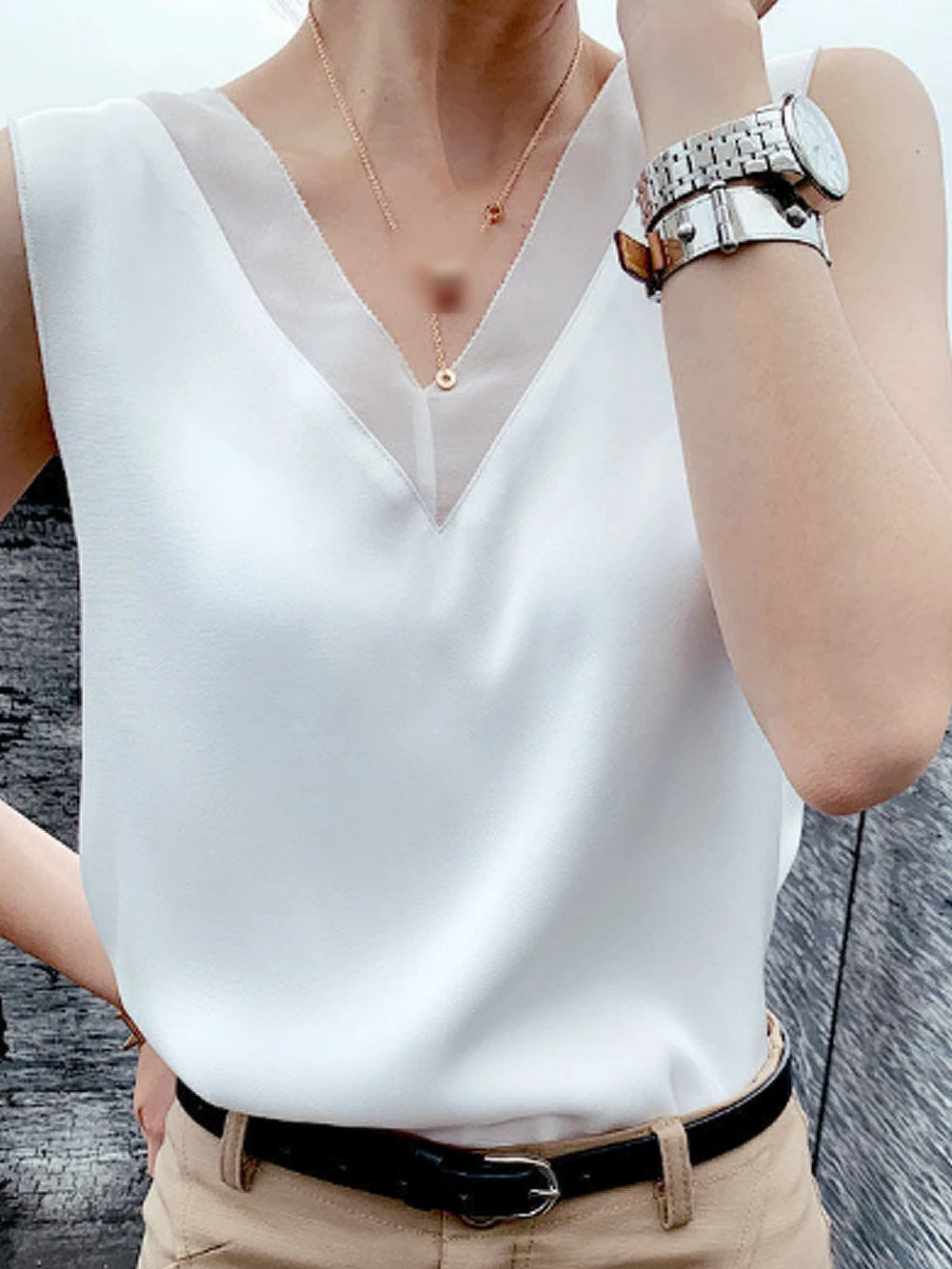 Top in raso di seta — scollo a V, colori eleganti in tinta unita