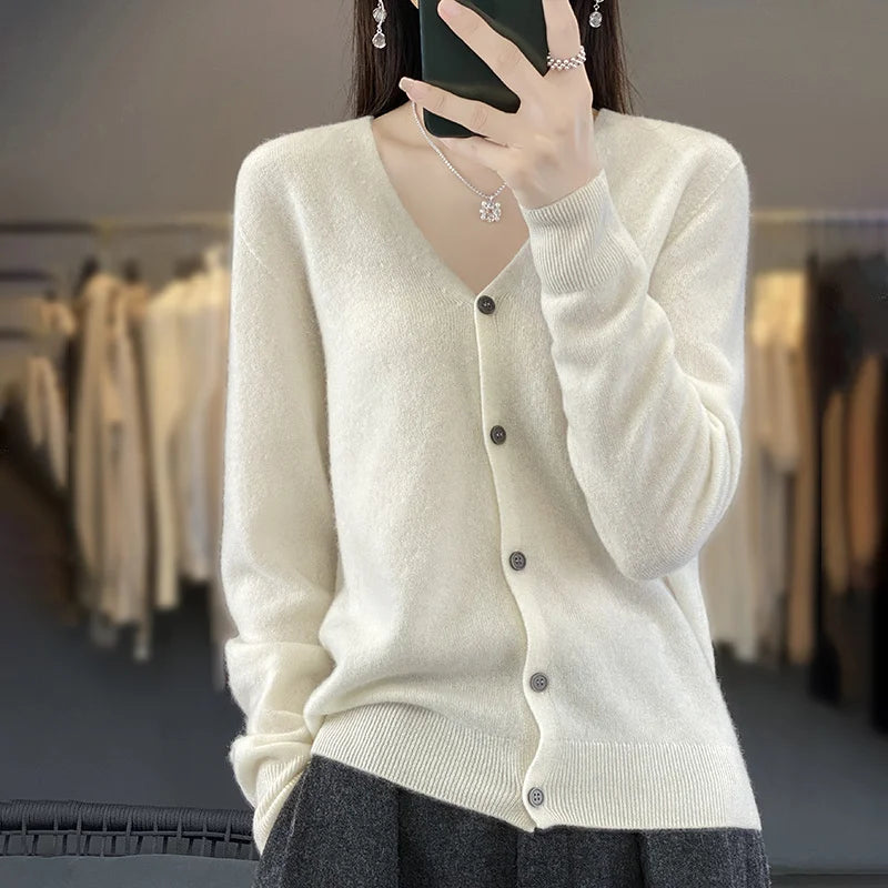 Cardigan 100% Lana Merino, scollo a V,  18 colori intensi. Ideale per la Primavera e l'Autunno.