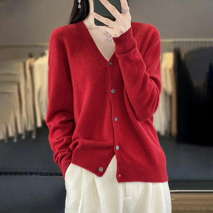 Cardigan 100% Lana Merino, scollo a V,  18 colori intensi. Ideale per la Primavera e l'Autunno.