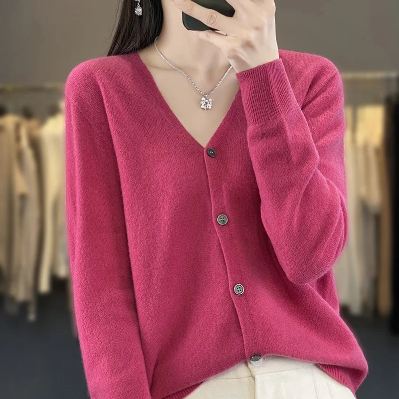 Cardigan 100% Lana Merino, scollo a V,  18 colori intensi. Ideale per la Primavera e l'Autunno.