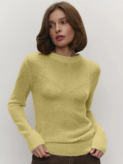 Maglia in misto Mohair, morbida e traforata, scollo tondo, con vestibilità normale e  aspetto minimal fashion