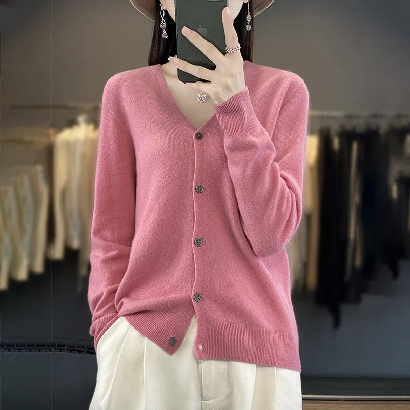 Cardigan 100% Lana Merino, scollo a V,  18 colori intensi. Ideale per la Primavera e l'Autunno.