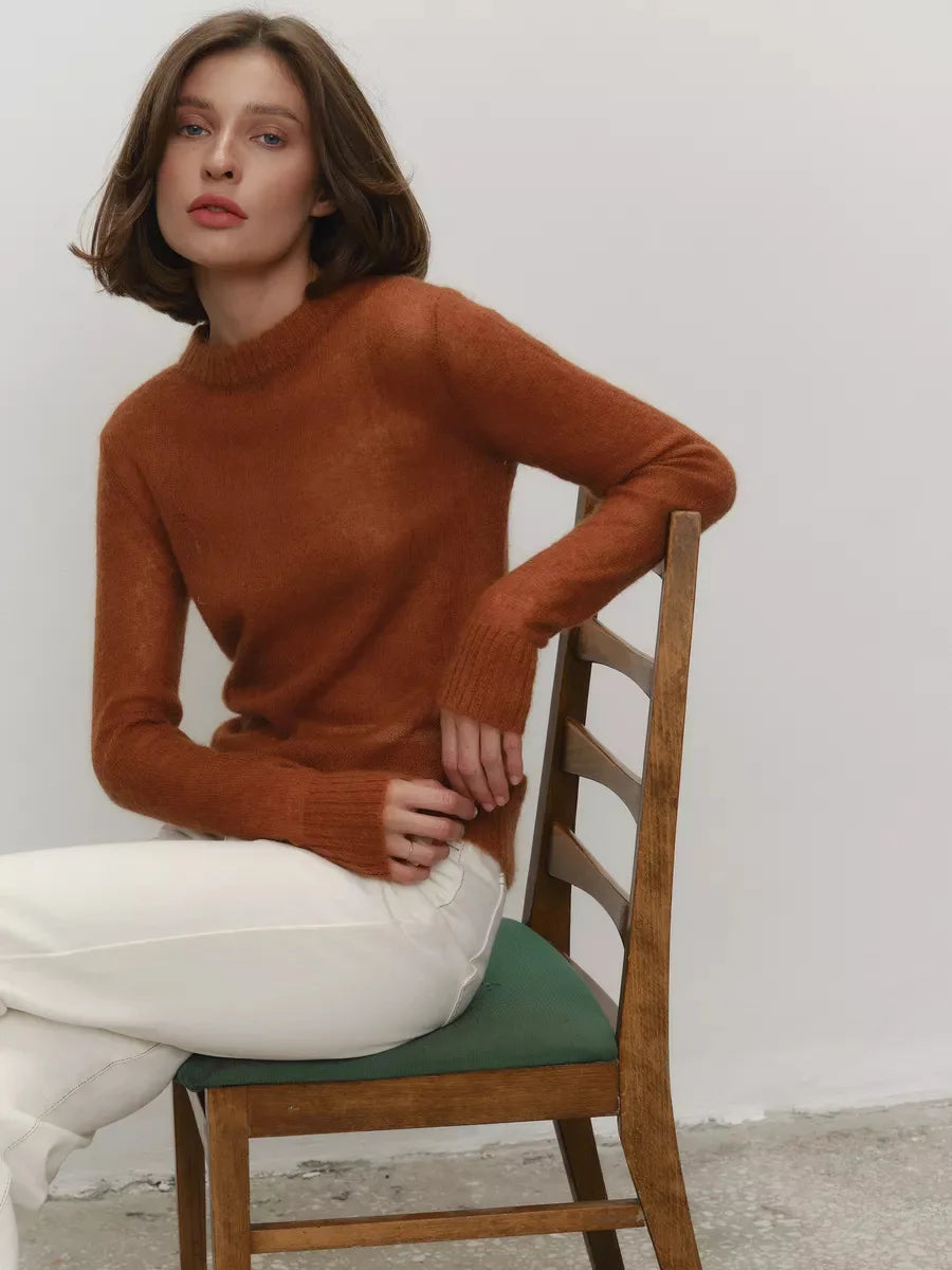 Maglia in misto Mohair, morbida e traforata, scollo tondo, con vestibilità normale e  aspetto minimal fashion