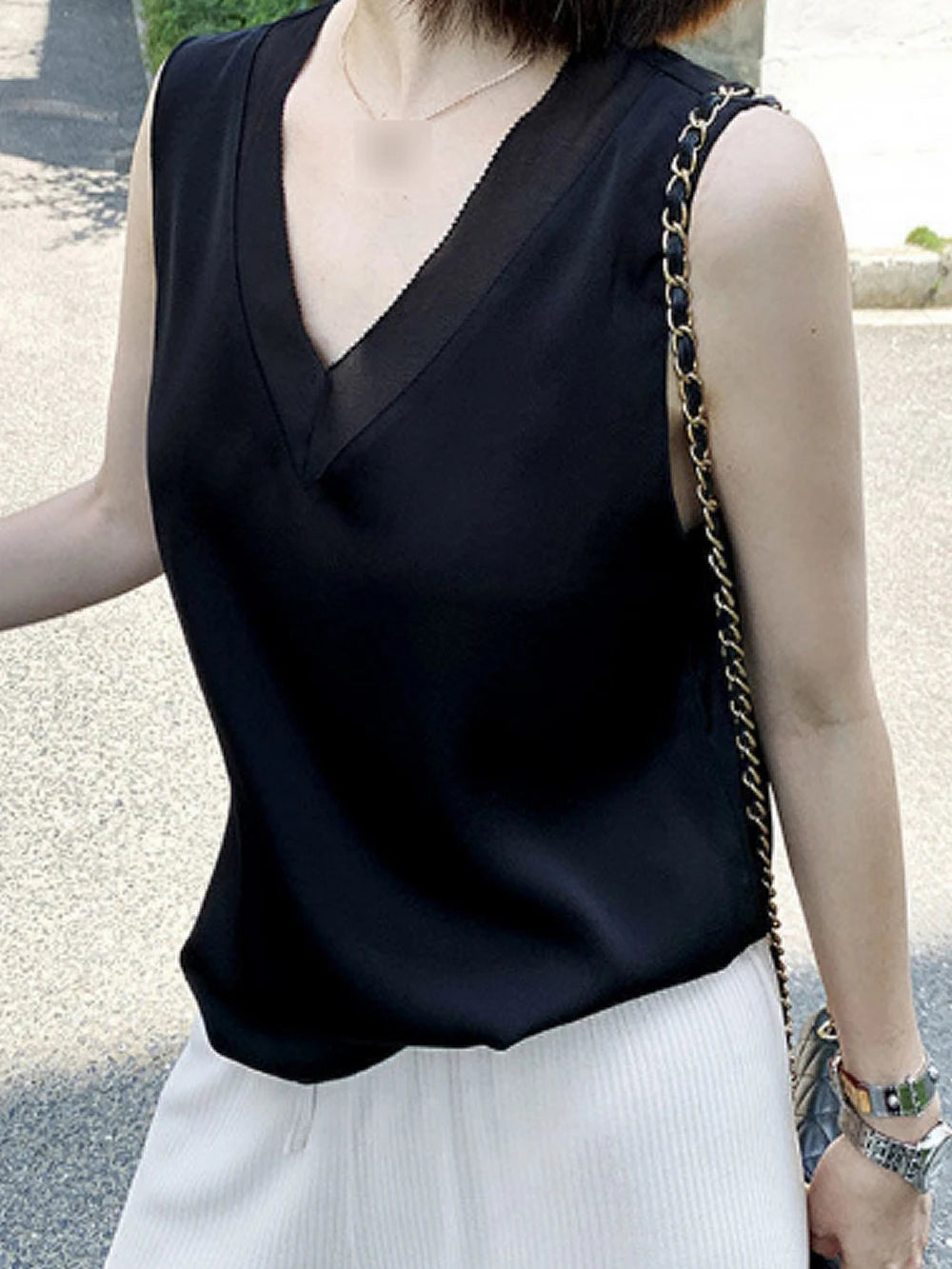 Top in raso di seta — scollo a V, colori eleganti in tinta unita