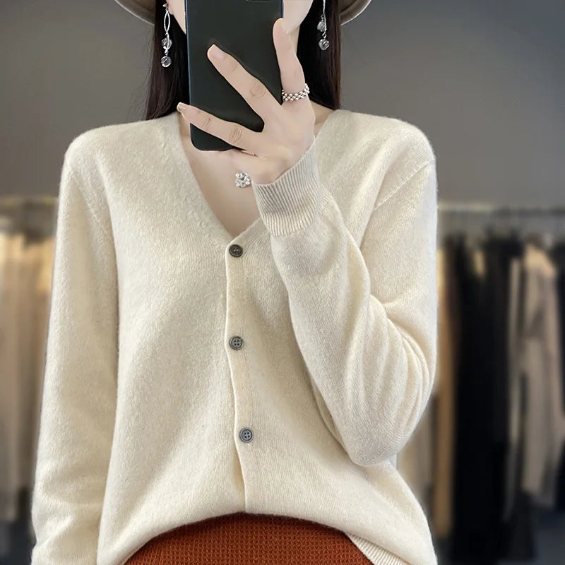 Cardigan 100% Lana Merino, scollo a V,  18 colori intensi. Ideale per la Primavera e l'Autunno.