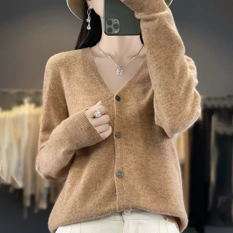 Cardigan 100% Lana Merino, scollo a V,  18 colori intensi. Ideale per la Primavera e l'Autunno.