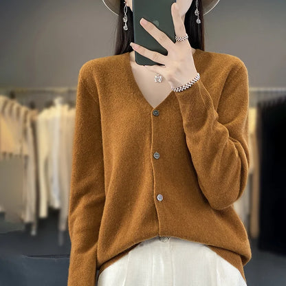 Cardigan 100% Lana Merino, scollo a V,  18 colori intensi. Ideale per la Primavera e l'Autunno.