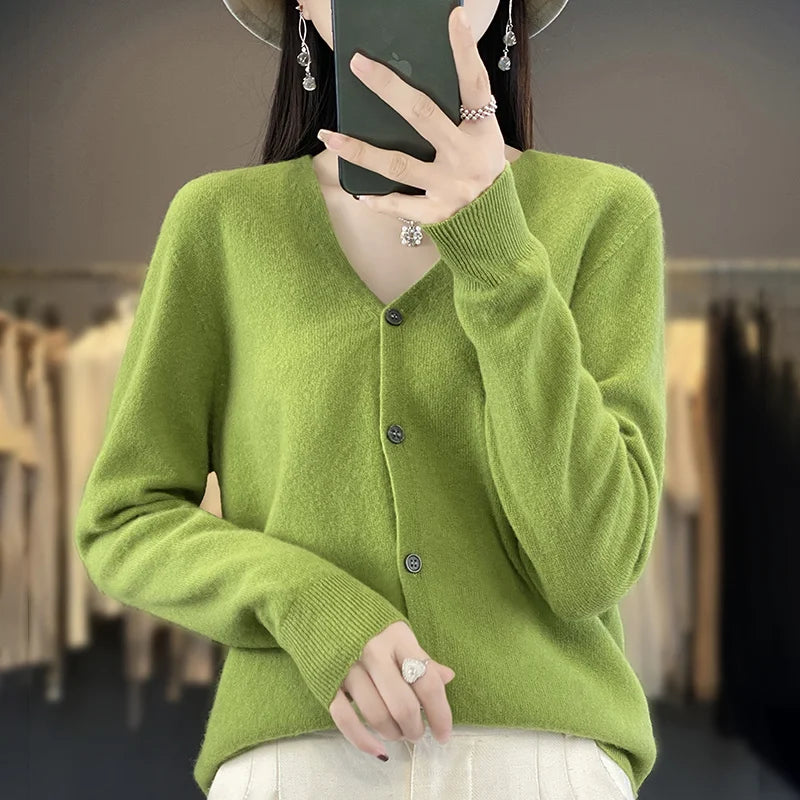 Cardigan 100% Lana Merino, scollo a V,  18 colori intensi. Ideale per la Primavera e l'Autunno.