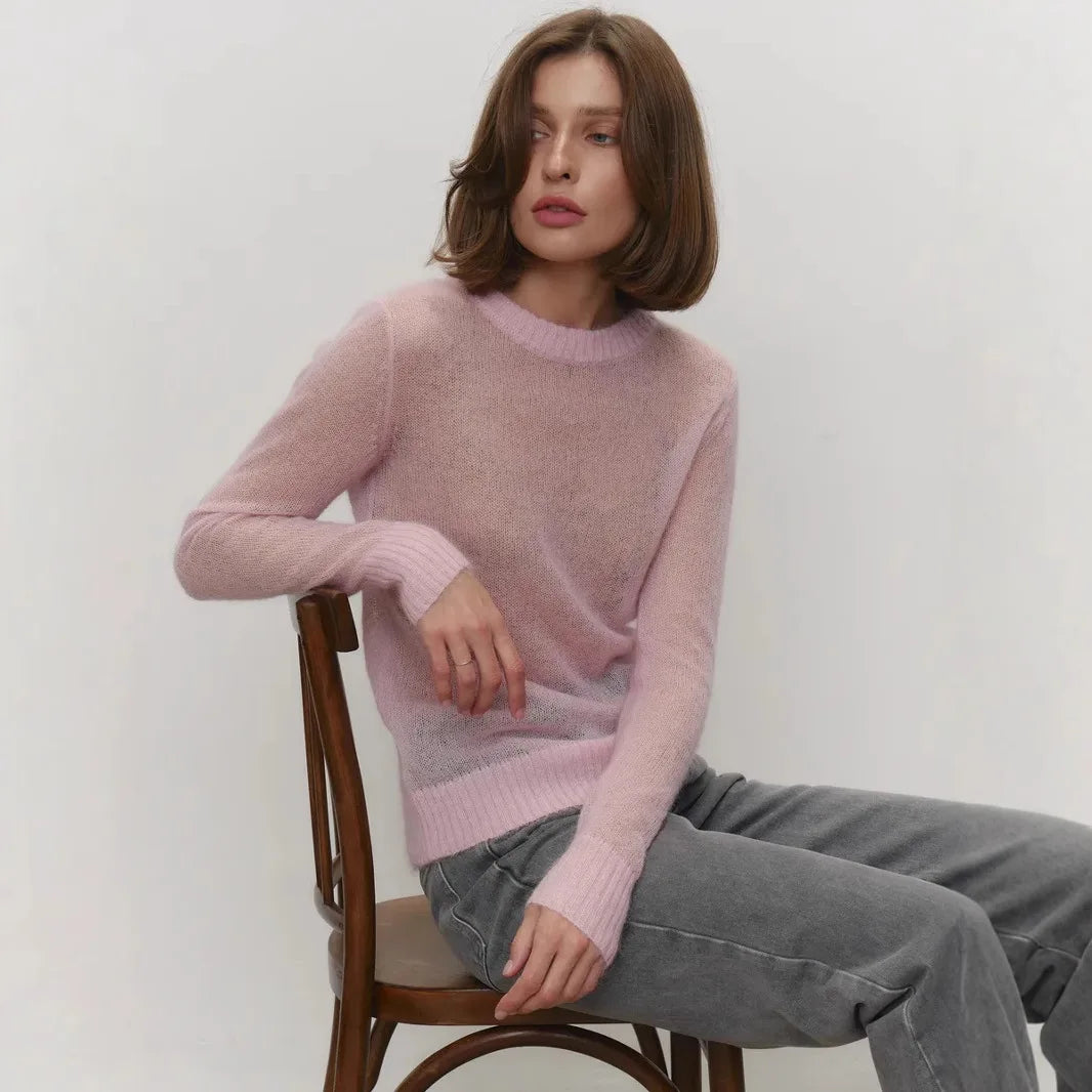 Maglia in misto Mohair, morbida e traforata, scollo tondo, con vestibilità normale e  aspetto minimal fashion
